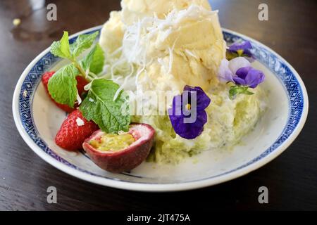 Durian avec du riz gluant collant et de la glace à Holy Basil, un restaurant thaïlandais et laotien à Canley Vale — Sydney, Australie Banque D'Images