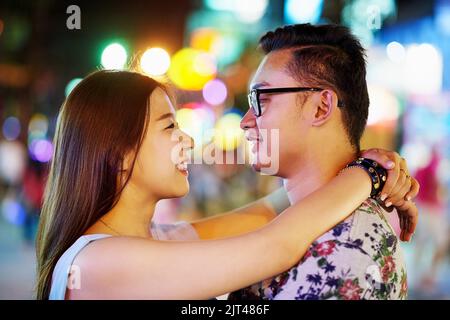 C'est quelque chose de vraiment spécial. Un jeune couple heureux qui passe la nuit en ville. Banque D'Images