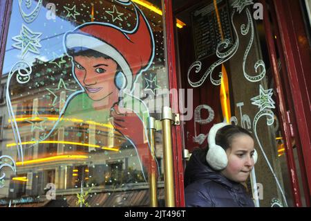 FRANCE. PARIS (75) LES 2 MOULINS CAFE LEPIC STREET À MONTMARTRE Banque D'Images