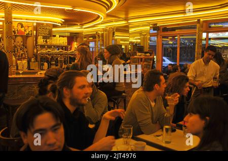 France. Paris (75) 18th arrondissement. Quartier de Montmartre. Café des 2 Moulins (rue Lepic) utilisé comme cadre pour le célèbre film le destin fabuleux de Banque D'Images