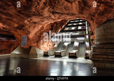 Un intérieur de la station de métro Radhuset (Tunnelbana) avec un escalier mécanique à Stockholm, en Suède Banque D'Images