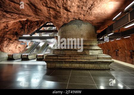 Un intérieur de la station de métro Radhuset (Tunnelbana) avec un escalier mécanique à Stockholm, en Suède Banque D'Images