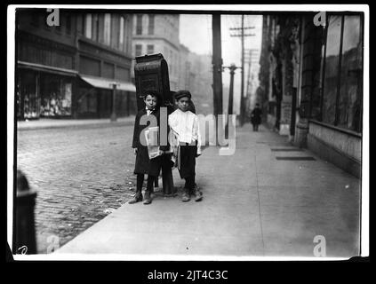 Deux 7 ans newsies, profane et Smart, la vente dimanche. Nashville, Tenn. Banque D'Images