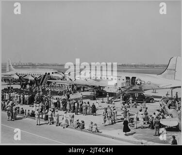 Deux avions et une foule rassemblée pour le baptême par Bess Truman des avions. Banque D'Images