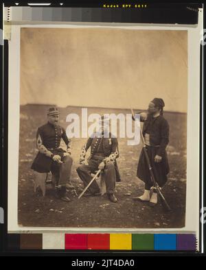 Deux officiers français, assis, debout, Zouave et avec bras reposant sur rifle Banque D'Images