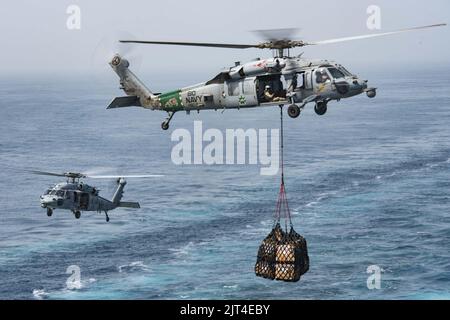 Deux hélicoptères MH-60s Sea Hawk transportent du fret jusqu'au pont de vol de l'USS Dwight D. Eisenhower. (29602233896). Banque D'Images