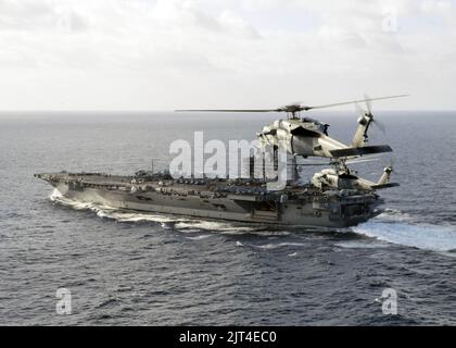 Deux hélicoptères MH-60s Sea Hawk survolent l'USS Nimitz. (31201579991). Banque D'Images