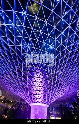 SINGAPOUR - VERS JANVIER 2020 : vue sur la pluie Vortex, la plus grande et la plus grande cascade intérieure du monde, à 40 mètres au Jewel Changi Banque D'Images