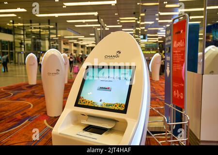 SINGAPOUR - VERS JANVIER 2020 : enregistrement en libre-service au terminal 1 de l'aéroport de Changi. L'aéroport de Changi est un important aéroport civil qui dessert Banque D'Images