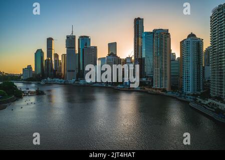 Horizon de Brisbane, capitale du Queensland en Australie au crépuscule Banque D'Images
