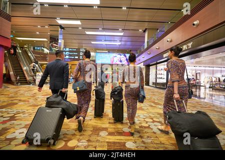 SINGAPOUR - VERS JANVIER 2020 : membres d'équipage de Singapore Airlines à l'aéroport international de Changi. Banque D'Images