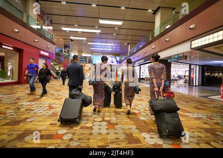 SINGAPOUR - VERS JANVIER 2020 : membres d'équipage de Singapore Airlines à l'aéroport international de Changi. Banque D'Images