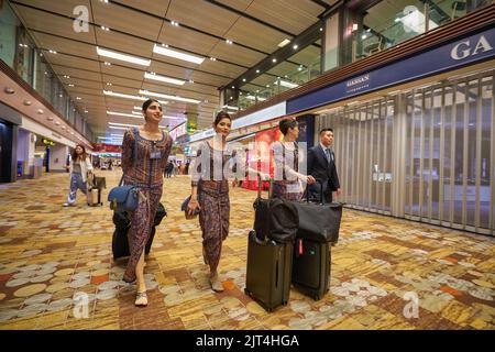 SINGAPOUR - VERS JANVIER 2020 : membres d'équipage de Singapore Airlines à l'aéroport international de Changi. Banque D'Images