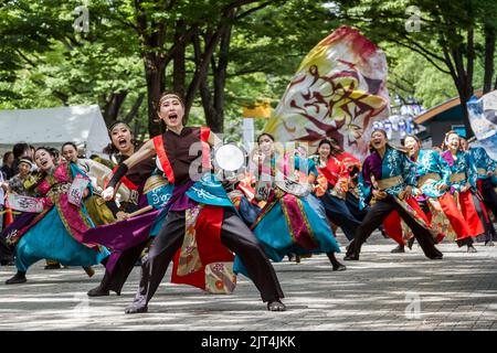 Tokyo, Japon. 27th août 2022. Des danseurs se produisent au festival de danse Harajuku Omotesando Super Yosakoi à Shibuya, Tokyo. Le festival Super Yosakoi, est un festival de deux jours qui voit des milliers de danseurs, dans des centaines d'équipes, exécuter énergiquement ce style de danse japonais unique qui combine des éléments traditionnels et plus modernes de mouvement et de costume. Crédit : SOPA Images Limited/Alamy Live News Banque D'Images