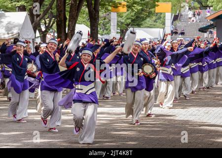 Tokyo, Japon. 27th août 2022. Des danseurs se produisent au festival de danse Harajuku Omotesando Super Yosakoi à Shibuya, Tokyo. Le festival Super Yosakoi, est un festival de deux jours qui voit des milliers de danseurs, dans des centaines d'équipes, exécuter énergiquement ce style de danse japonais unique qui combine des éléments traditionnels et plus modernes de mouvement et de costume. (Photo de Damon Coulter/SOPA Images/Sipa USA) crédit: SIPA USA/Alay Live News Banque D'Images