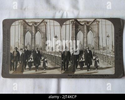 Types de vie sur la promenade Brooklyn Bridge, NY (1903) par American Stereoscopic Co. Banque D'Images