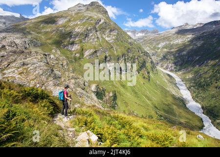 Femme randonnée sur un magnifique sentier du glacier Innergschlöss jusqu'au glacier de Schlatenkees au-dessus de la vallée de Gschlosstal, parc national Hohe tauern, Autriche Banque D'Images