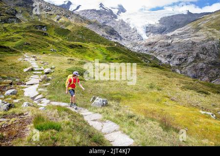 Randonnée de garçon sur un magnifique sentier du glacier Innergschlöss jusqu'au glacier de Schlatenkees au-dessus de la vallée de Gschlosstal, parc national Hohe tauern, Autriche Banque D'Images