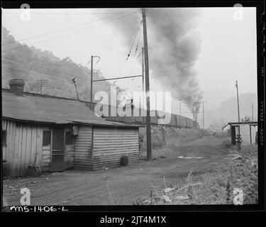 Maison typique avec des voitures au charbon en arrière-plan. Kingston Pocahontas Coal Company, Exeter Mine, Welch, McDowell County... Banque D'Images