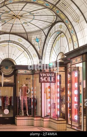 À l'intérieur de l'arcade de la cathédrale de Melbourne, une arcade commerçante historique datant de 1925. Banque D'Images