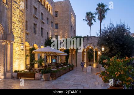 Café-restaurant extérieur de l'Association chrétienne des jeunes hommes, communément appelé YMCA conçu par l'architecte américain Arthur Louis Harmon et construit au début de 1930s pendant le mandat britannique de la Palestine dans Jérusalem-Ouest Israël Banque D'Images