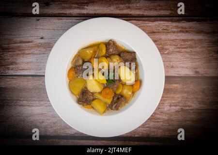 Recette pour la bière et le bœuf moutarde ragoût avec des pommes de terre, des navets et des carottes Banque D'Images