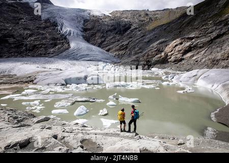 Mère et fils regardant le glacier de schlatenkees, le lac de glacier et la moraine de glacier dans le groupe de montagne de Veneiger, parc Hohe tauern, Tyrol de l'est, Autriche Banque D'Images