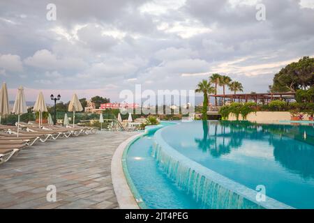 Piscine extérieure en haut d'un hôtel à Chania Crète - Grèce Banque D'Images