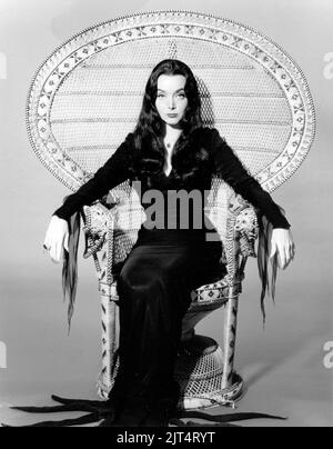 CAROLYN JONES DANS LA FAMILLE ADDAMS (1964). Crédit: FILMWAYS / Album Banque D'Images