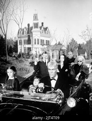 CAROLYN JONES, JACKIE COOGAN, JOHN ASTIN, KEN WEATHERWAX, LISA LORING, TED CASSIDY ET MARIE BLAKE DANS LA FAMILLE ADDAMS (1964). Crédit: FILMWAYS / Album Banque D'Images