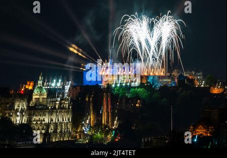 Feux d'artifice au-dessus du château d'Édimbourg lors de la dernière représentation du Royal Edinburgh Military Tattoo de cette année. Date de la photo: Samedi 27 août 2022. Banque D'Images