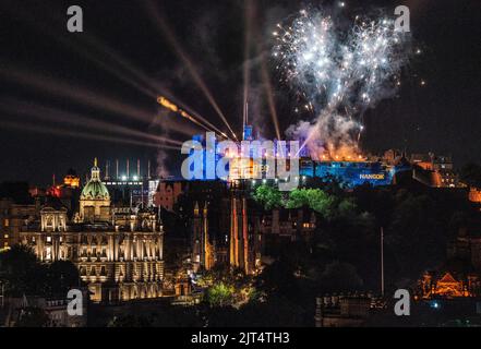 Feux d'artifice au-dessus du château d'Édimbourg lors de la dernière représentation du Royal Edinburgh Military Tattoo de cette année. Date de la photo: Samedi 27 août 2022. Banque D'Images