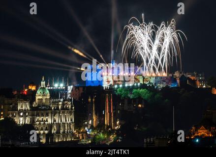 Feux d'artifice au-dessus du château d'Édimbourg lors de la dernière représentation du Royal Edinburgh Military Tattoo de cette année. Date de la photo: Samedi 27 août 2022. Banque D'Images