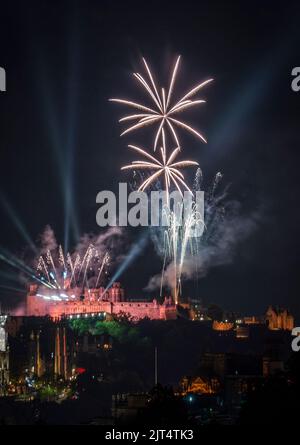 Feux d'artifice au-dessus du château d'Édimbourg lors de la dernière représentation du Royal Edinburgh Military Tattoo de cette année. Date de la photo: Samedi 27 août 2022. Banque D'Images