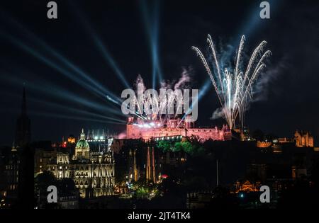 Feux d'artifice au-dessus du château d'Édimbourg lors de la dernière représentation du Royal Edinburgh Military Tattoo de cette année. Date de la photo: Samedi 27 août 2022. Banque D'Images