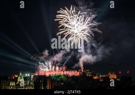 Feux d'artifice au-dessus du château d'Édimbourg lors de la dernière représentation du Royal Edinburgh Military Tattoo de cette année. Date de la photo: Samedi 27 août 2022. Banque D'Images