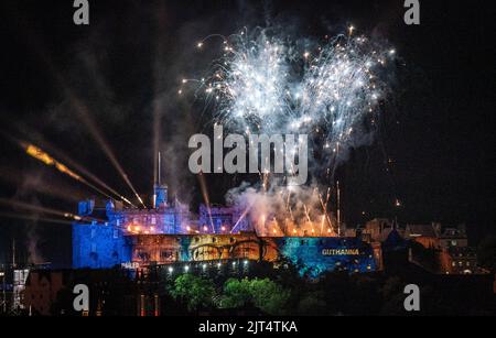 Feux d'artifice au-dessus du château d'Édimbourg lors de la dernière représentation du Royal Edinburgh Military Tattoo de cette année. Date de la photo: Samedi 27 août 2022. Banque D'Images