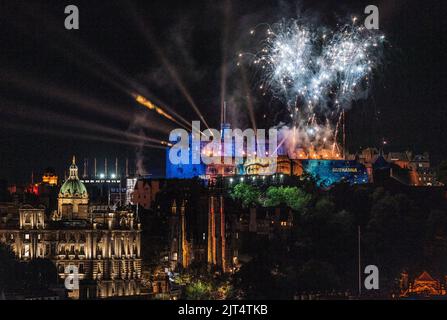 Feux d'artifice au-dessus du château d'Édimbourg lors de la dernière représentation du Royal Edinburgh Military Tattoo de cette année. Date de la photo: Samedi 27 août 2022. Banque D'Images