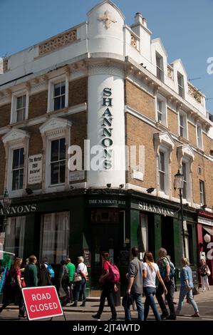 Shannon's Bar, marquant le début du marché de Portobello Road, Portobello Road, Londres, Royaume-Uni Banque D'Images