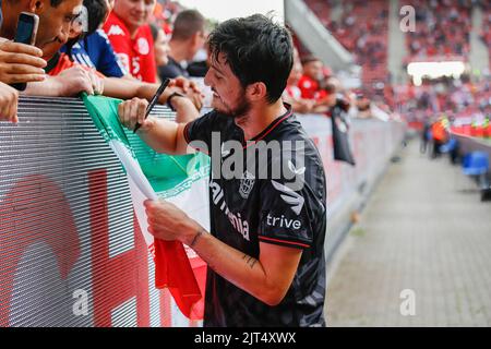 Mayence, Allemagne. 27th août 2022. Sardar Azmoun joueur de Leverkusen vu faire un autographe sur le drapeau de l'Iran pour les fans pendant le match Bundesliga Mainz vs Leverkusen dans le stade Mewa Arena (score final; Leverkusen 3:0 Mainz) Credit: SOPA Images Limited/Alay Live News Banque D'Images