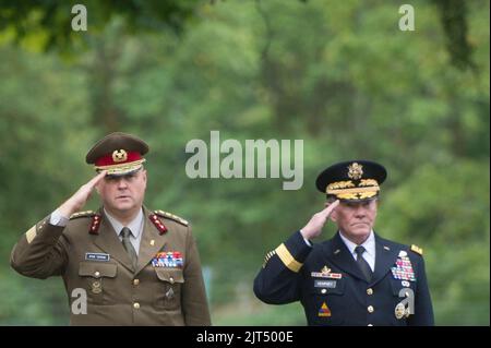 Le général américain Martin E. Dempsey et le lieutenant général estonien Riho Terras. Banque D'Images