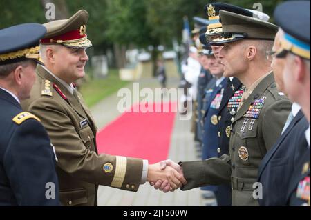 Le général américain Martin E. Dempsey présente les membres de son personnel au général de corps estonien Riho Terras. Banque D'Images