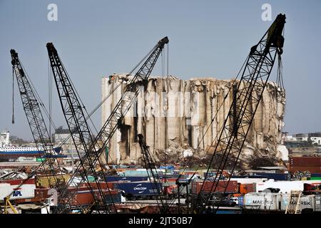 Beyrouth, Liban : détruit les silos à céréales derrière les grues et les débris de l'explosion massive de 2 750 tonnes de nitrate d'ammonium stockées dans le port de la ville le 8/4/2020 Banque D'Images