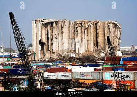 Beyrouth, Liban : détruit les silos à céréales derrière les grues et les débris de l'explosion massive de 2 750 tonnes de nitrate d'ammonium stockées dans le port de la ville le 8/4/2020 Banque D'Images