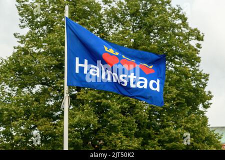 Halmstad, Suède - 20 août 2022: Drapeau de la ville de Halmstad avec trois coeurs rouges et couronne sur fond bleu Banque D'Images