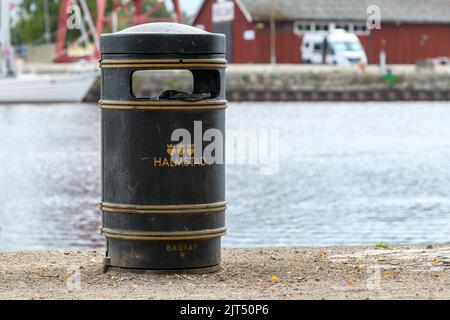 Halmstad, Suède - 20 août 2022 : logo de la ville de Halmstad sur la poubelle publique. Rédactionnel. Banque D'Images