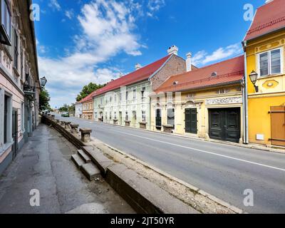 Novi Sad, Serbie - 17 juillet 2022: Rue Beogradska à Petrovaradin, ancienne partie de Novi Sad Banque D'Images