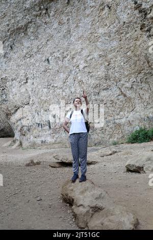 Femme posant dans une grotte de la vallée de la rivière Belaya, Adygea Banque D'Images