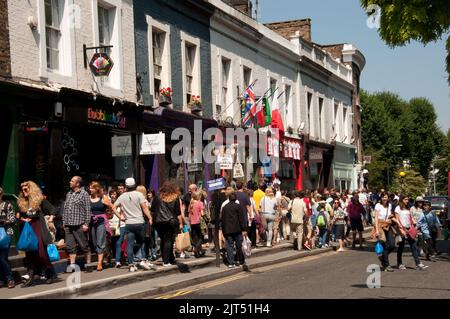 Foule sur Portobello Road, sur leur chemin vers le marché de Portobello Road, Portobello Road, Londres, Royaume-Uni. Portobello Road Market était célèbre pour ses antiquités Banque D'Images