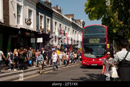 Foule sur Portobello Road, sur leur chemin vers le marché de Portobello Road, Portobello Road, Londres, Royaume-Uni. Portobello Road Market était célèbre pour ses antiquités Banque D'Images